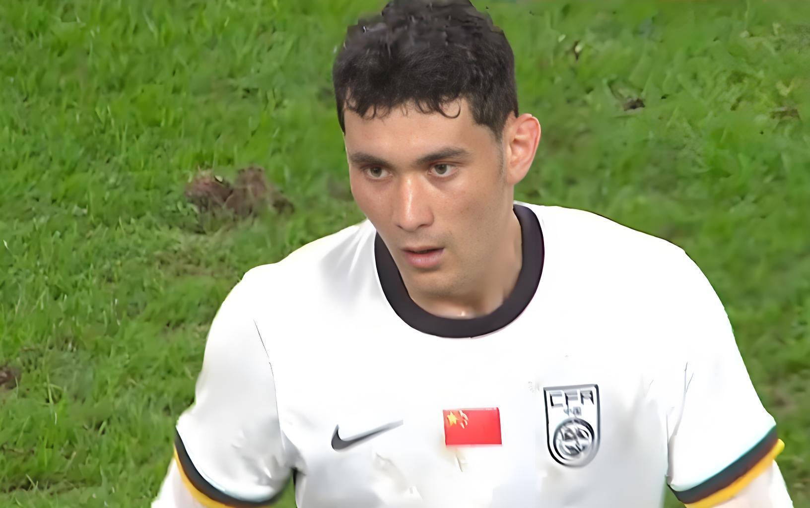 10-0！中国队狂轰53脚射门，王钰栋半场独造7球，拜合拉木戴帽